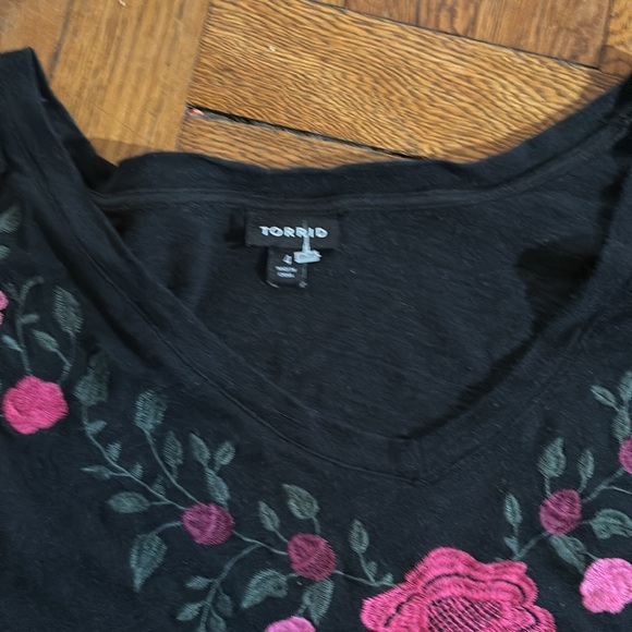 Torrid Embroidered Classic Fit Heritage Slub V-Neck Top - Picture 4 of 6